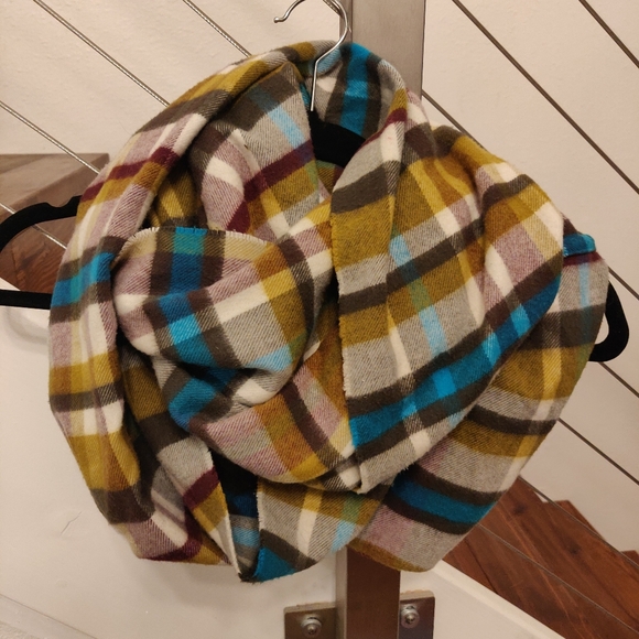 Beautiful ultra soft infinity scarf - Picture 2 of 4